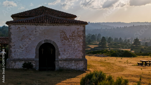 Photos Fachada y puerta de la Ermita y refugio de San Lorenzo situada a más de 1