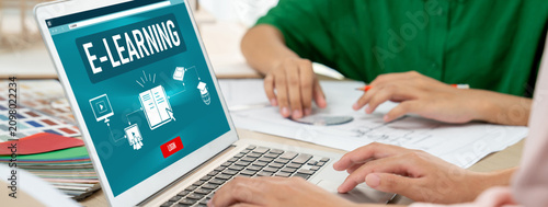 Foto E-learning website with brisk sofware for student to study online on the interne