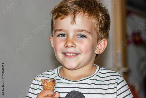 menino a comer gelado