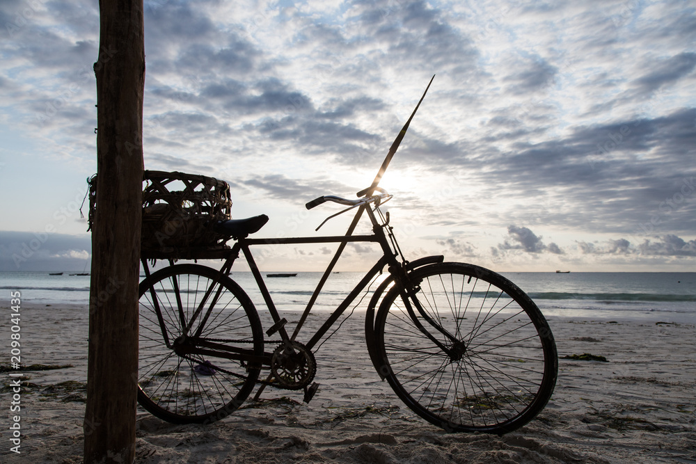 Fototapeta premium Stary rower na plaży Zanzibaru