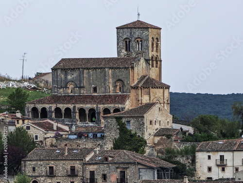 Fotografie San salvador church dominating sepúlveda village in spain