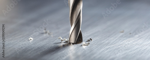 Cuadro en lienzo drill bit make hole in metal aluminum plate with small chip