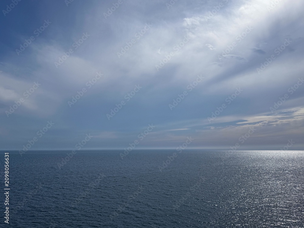 Fototapeta premium Cloudy sky over cam ocean.