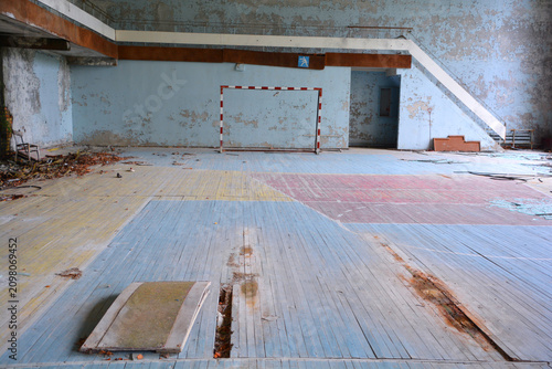 Tablou pe pânză PRIPYAT CHERNOBYL UKRAINE: Gym in abandoned school in Ghost City of Pripyat excl