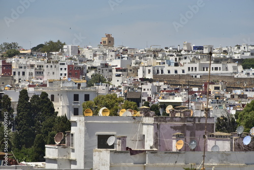 Architecture traditionnelle et archaïque de divers bâtiments sur une colline à Tanger au Maroc 