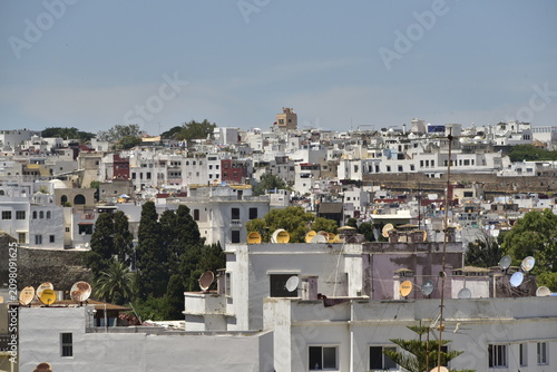 Architecture traditionnelle et archaïque de divers bâtiments sur une colline à Tanger au Maroc 