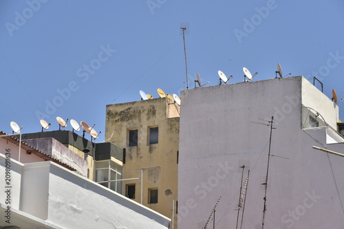 Forêt de paraboles sur les toits des maisons traditionnelles à Tanger au Maroc 