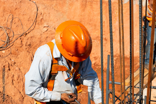 Bild auf Leinwand Trabajador armando estribos de varilla