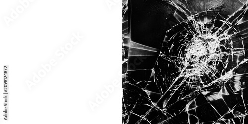 Foto Closeup of shattered glass with cracks spreading out from a central point on a d