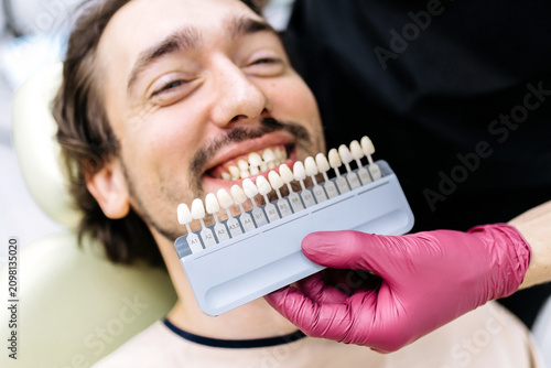 Fotografie Dental shade guide used to select the ideal tooth color for a smiling patient