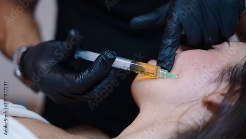 Foto Cosmetic doctor performing a platelet rich plasma facial treatment