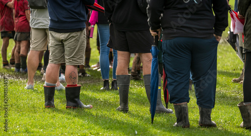 Foto Rubber boots are the height of fashion for spectators of children's rugby games