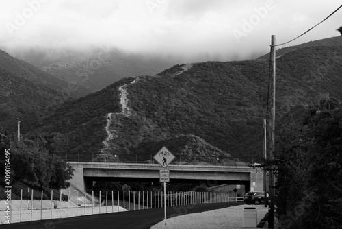 Fotografia Share the Road Sign Beneath Cloudy Corona Foothills