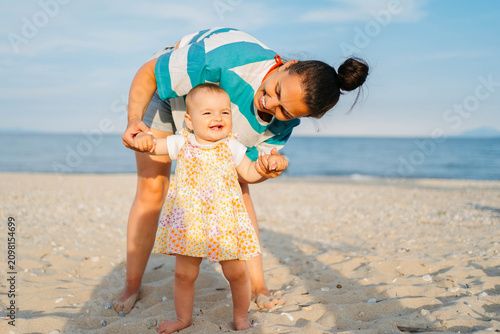 Cuadro en lienzo Relaxing on sunset with a baby