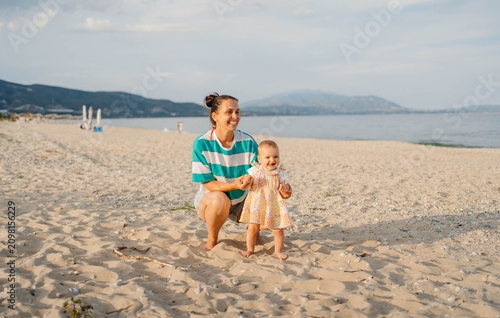 Cuadro en lienzo Relaxing on sunset with a baby