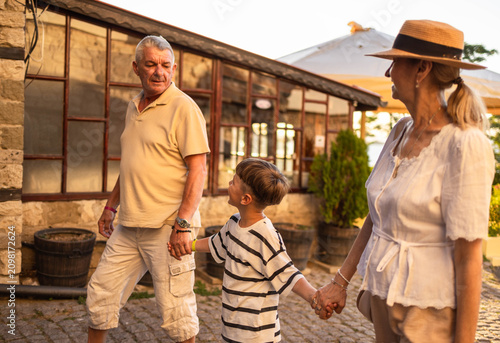 Fotografia Grandparents and grandson exploring the old town