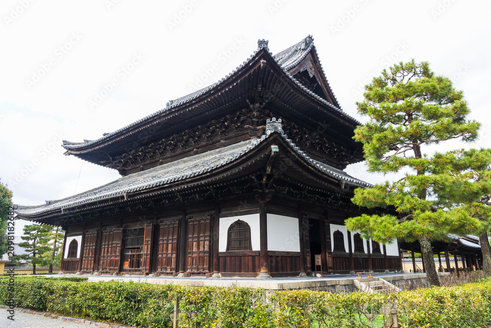 Obraz premium 日本の風景・秋 京都 建仁寺 法堂