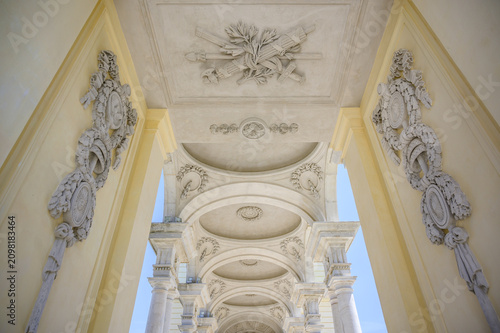 Fotografie The image captures the stunning architecture of Schonbrunn Palace in Austria sho