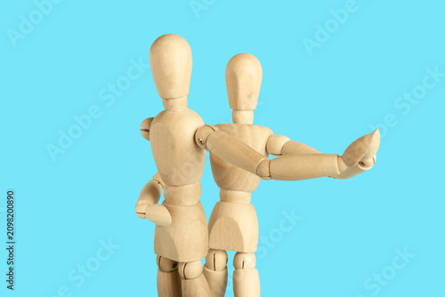 Wooden mannequins dancing o...