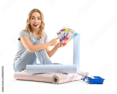 Young woman with wallpaper ...