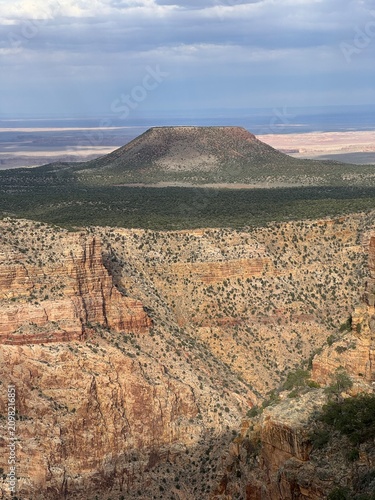 Fotografía Cedar Mountain butte rising above the Painted Desert seen from the eastern rim o