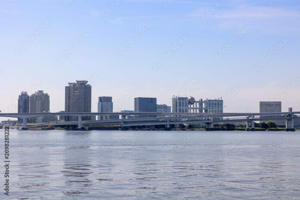 Fototapeta premium フジテレビ、レインボーブリッジと東京湾の景色