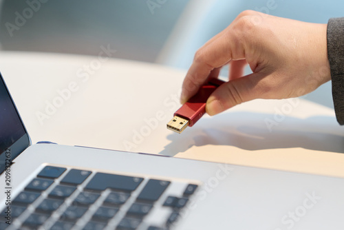 パソコンにUSBメモリを挿す手元