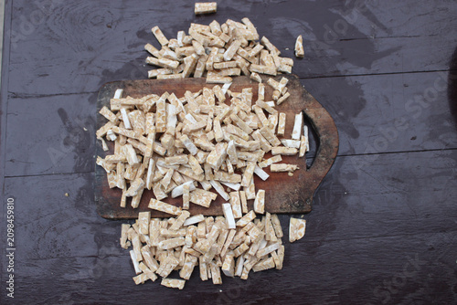 Fotografía slice tempeh on wooden board