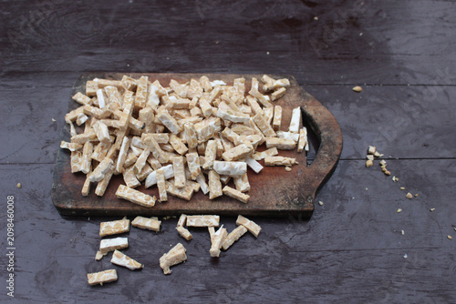 Fotografie slice tempeh on wooden board