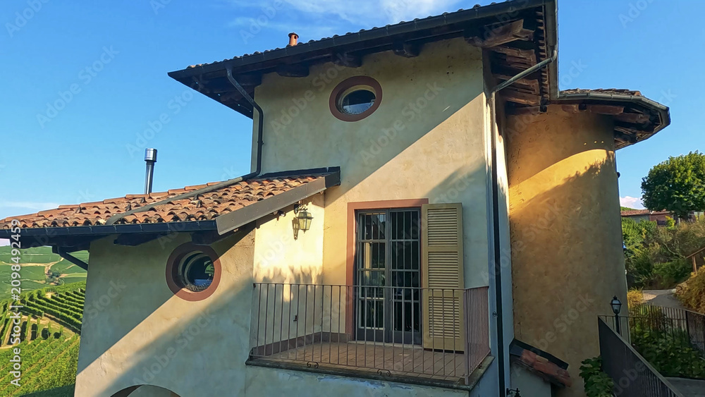 Obraz premium Traditional Italian Villa Overlooking Barbaresco Vineyards in Cuneo Italy