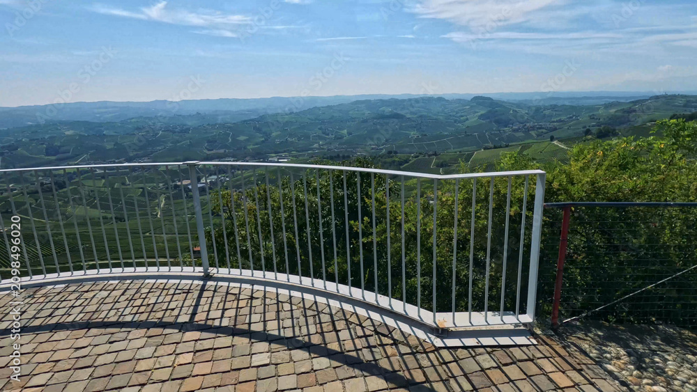 Obraz premium Panoramic View of Rolling Hills from La Morra Scenic Lookout