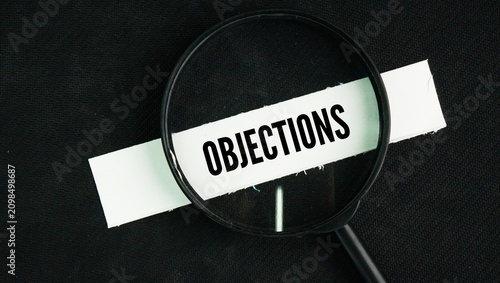 Φωτογραφία Magnifying glass with the word Objections