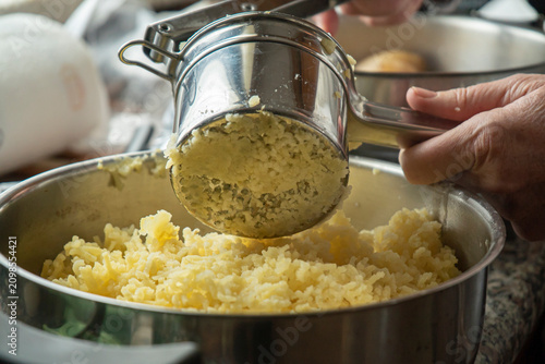 Quadro su tela Mash potatoes to make puree