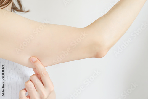二の腕のたるみを気にする女性
