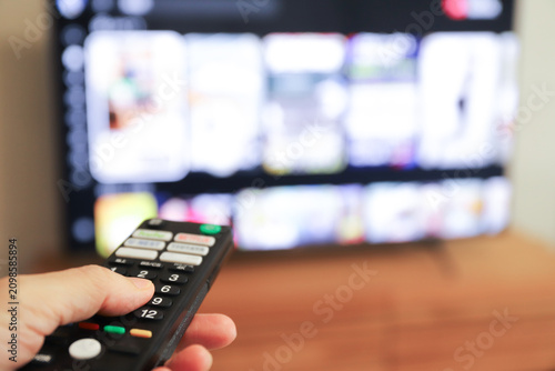 動画配信サービスをテレビで視聴、リモコン操作