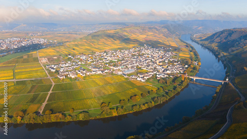 Foto Moselle Valley in autumn, loop of Mosel river, aerial view, riesling wine growin