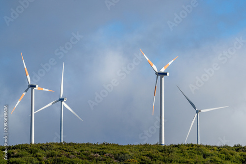 The wheels of a wind turbine are turning on the plateau of Madeira.