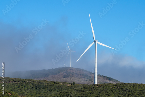 The wheels of a wind turbine are turning on the plateau of Madeira.