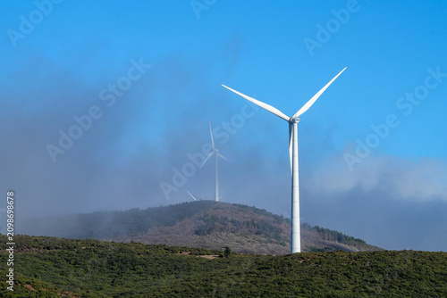 The wheels of a wind turbine are turning on the plateau of Madeira.