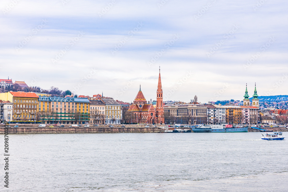 Obraz premium Beautiful cityscape of the Buda bank of Danube River featuring the red spires of Reformed Church, a UNESCO World Heritage Site.