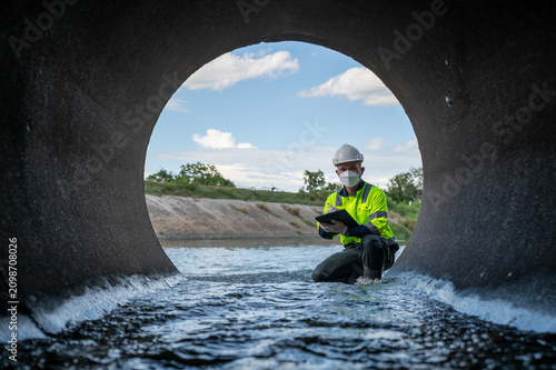 Fotografie Engineer Performing Water Quality Assessment Inside Stormwater Drainage Pipeline