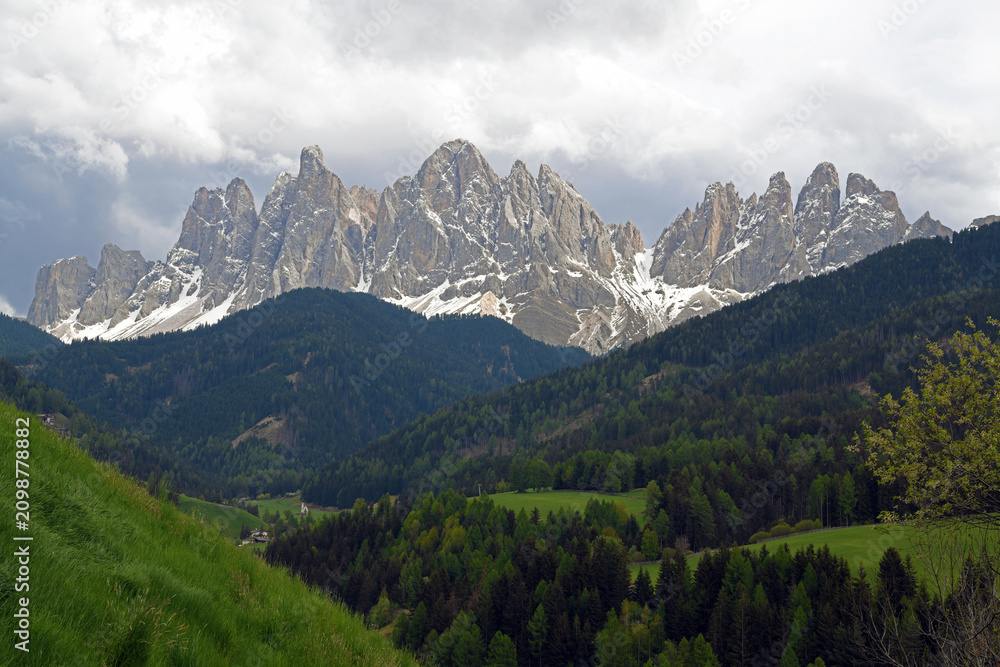 Fototapeta premium The Odle Group in the Puez-Odle Nature Park, located between Val Gardena and Val di Funes, a Unesco World Heritage Site. 