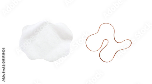 Foto Abstract translucent vellum paper shape and curved copper wire on a transparent