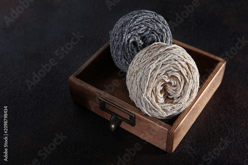 Tableau sur toile Wool tweed yarn for knitting in skeins is in wooden box