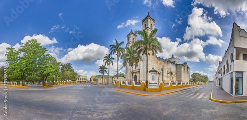 Foto San Servacio Church and Colonial Architecture in Valladolid Yucatan Mexico