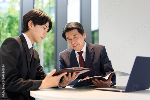 部下に仕事のアドバイスをする上司