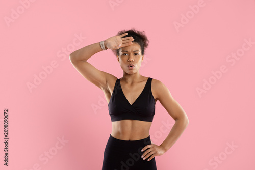 Canvastavla Tired young african american athletic woman wiping sweat from her forehead after