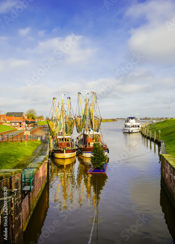 Foto View of the harbor in Greetsiel and the surrounding nature