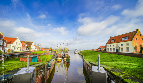 Foto View of the harbor in Greetsiel and the surrounding nature