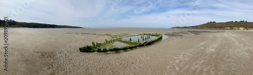 Épave de bateau ensablée.